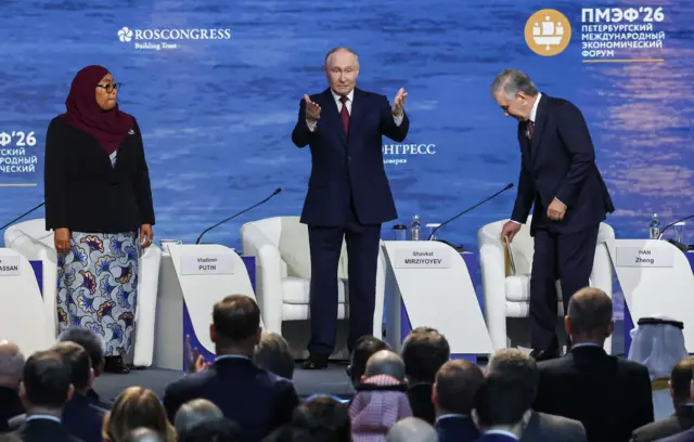 Самия Сулуху Хасан, Путин и Мирзиеев стоят возле своих кресл
