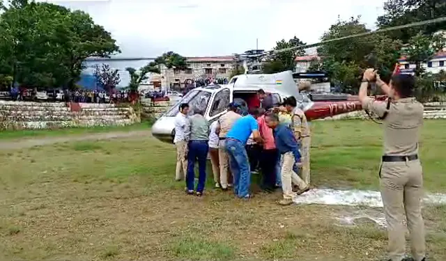 घायलों को हेलीकॉप्टर से ले जाया गया 