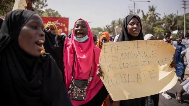Protes mendukung dan menentang RUU yang membatalkan larangan mutilasi alat kelamin perempuan, Banjul, Gambia - 18 Mar 2024