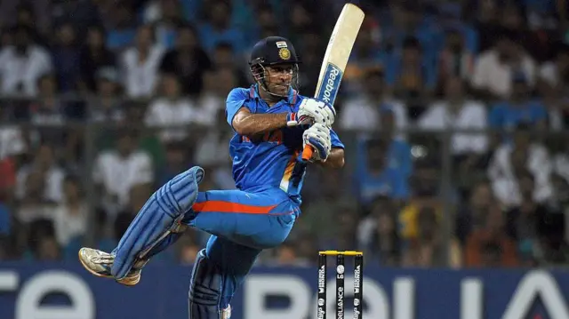 एम एस धोनी आणि त्याची बॅट 