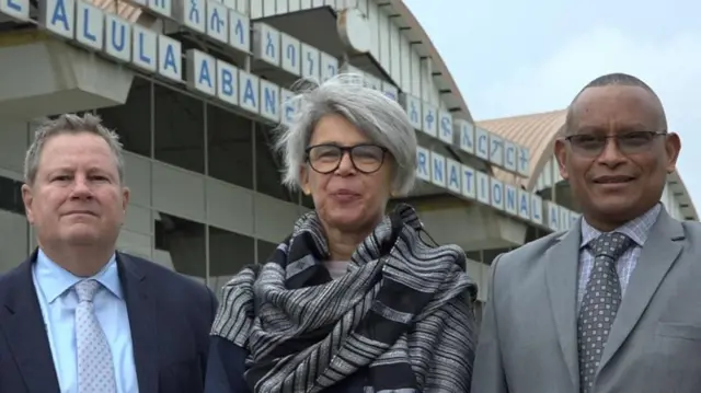 ከግራ ወደ ቀኝ የአሜሪካ የአፍሪካ ቀንድ ልዩ መልዕክተኛ ማይክ ሐመር፣ የአውሮፓ ኅብረት የአፍሪካ ቀንድ ልዩ መልዕክተኛ አኔት ዌበረ እና የህወሓት ሊቀ መንበር ደብረጽዮን ገ/ሚካኤል (ዶ/ር)