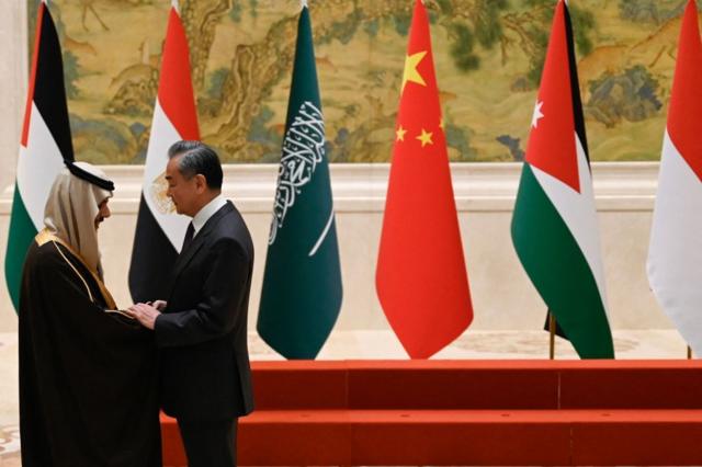 وانگ یی، وزیر خارجه چین بارها به خاورمیانه سفر کرده و با بسیاری از کشورهای منطقه رابطه خوبی دارد