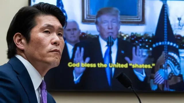 公聴会で民主党側が流したトランプ氏の動画を見るハー氏