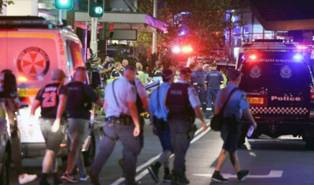 ஆஸ்திரேலியா: மாலில் நுழைந்து கத்தியால் 6 பேரை கொன்ற நபர் - நேரில் பார்த்தவர்கள் கூறுவது என்ன?