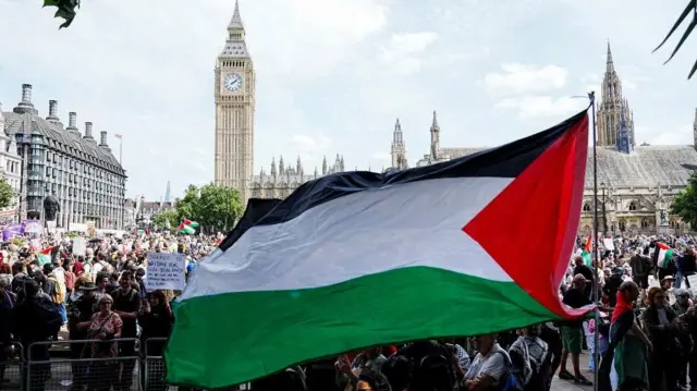 palestinska zastava, zastava palestine, palestinska zastava u londonu, u pozadini je big beg