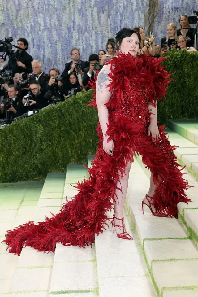 Lena Dunham wear red dress wey dem make out of feathers and sequins.