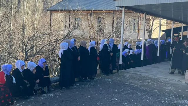 "Азаттыктын" кабарчысы Андарактагы тажия учурунан тарткан сүрөт 