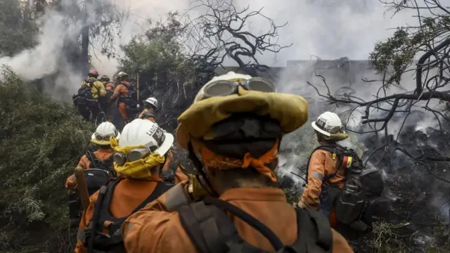 லாஸ் ஏஞ்சலிஸ் காட்டுத் தீ: வீடுகளை இழந்த பொதுமக்கள் - புகைப்படத் தொகுப்பு