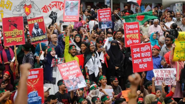 ২০২৪ সালে হাতে ব্যানার নিয়ে আন্দোলনকারীরা