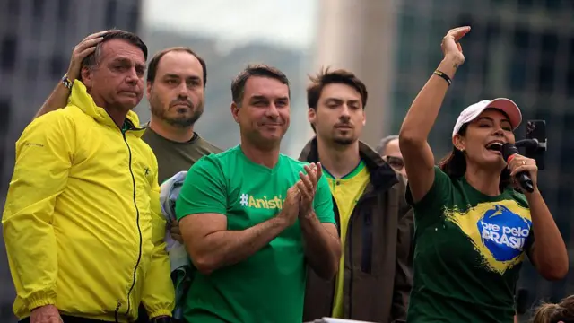  Jair, Carlos, Flavio, Jair Renan e Michelle (que faz discurso com microfone)