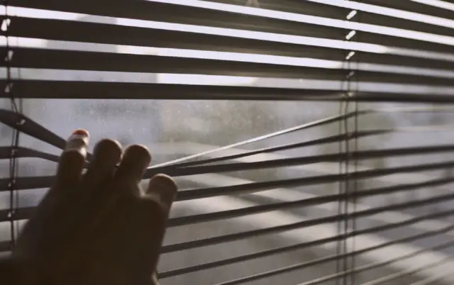 Ilustrasi melihat ke luar jendela.