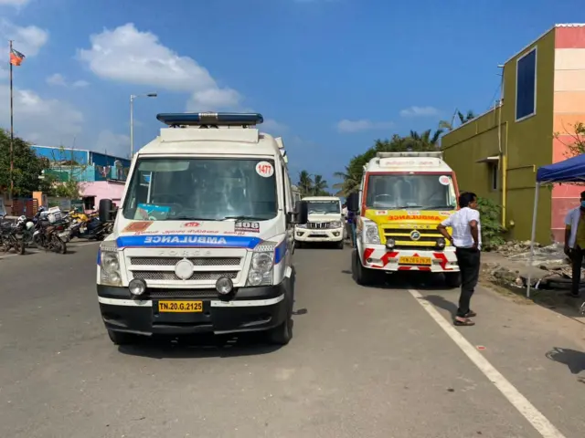 மருத்துவமனைக்கு கொண்டு செல்லப்படும் மக்கள்