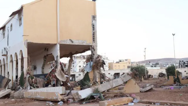 ধ্বংসস্তূপে পরিণত হয়েছে অনেক এলাকা। 