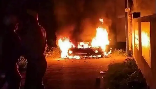 मतदान के दिन मुर्शिदाबाद में एक पुलिस वाहन को भीड़ ने आग के हवाले कर दिया.