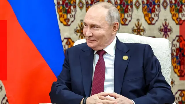 Rusya Devlet Başkanı Vladimir Putin gülümsüyor