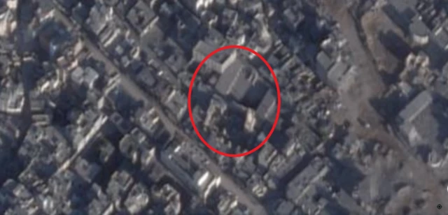 الجامع العمري في صورة للأقمار الصناعية بعد تعرضه للقصف 