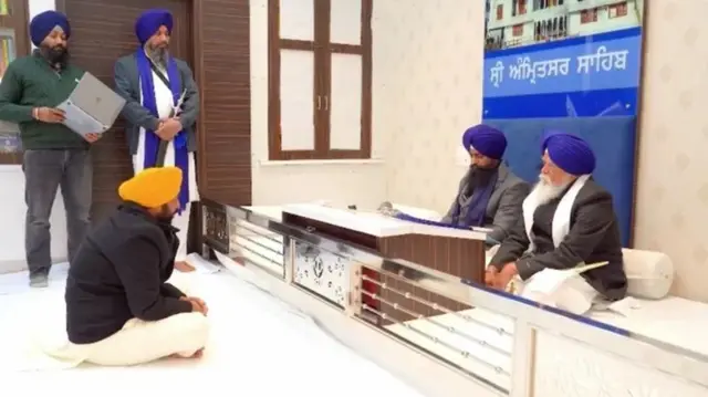 ਸ੍ਰੀ ਅਕਾਲ ਤਖ਼ਤ ਸਾਹਿਬ 'ਤੇ ਜਥੇਦਾਰ ਗਿਆਨੀ ਕੁਲਦੀਪ ਸਿੰਘ ਗੜਗੱਜ ਸਾਹਮਣੇ ਪੇਸ਼ੀ ਦੌਰਾਨ ਬੈਠੇ ਭਗਵੰਤ ਮਾਨ।