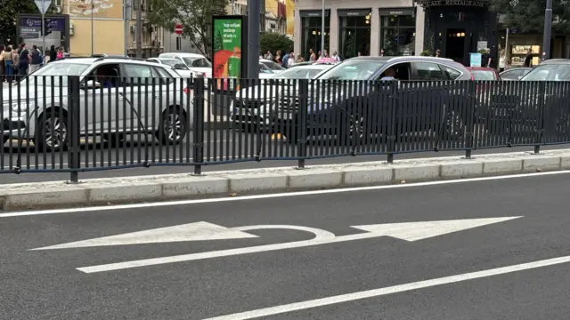 Sporni znak, aobraćajkni znak u beogradu, saobraćajna signalizacija u beogradu, smer pravo i smer kretanje