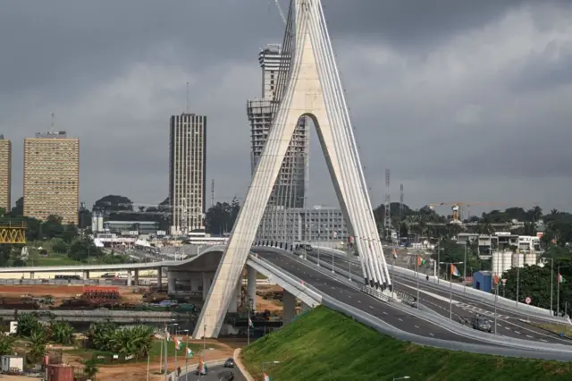Vue d'ensemble du nouveau pont sur la lagune de l'Ébrié, reliant la commune de Cocody, quartier résidentiel, à celle du quartier des affaires, à Abidjan.