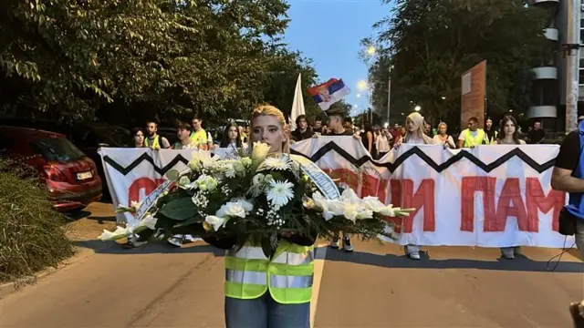 Девојка носи цвеће испред колоне