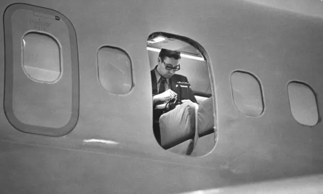 ایف بی آئی کے اہلکار ہائیجیک ہونے والے طیارے کا جائزہ لے رہے ہیں