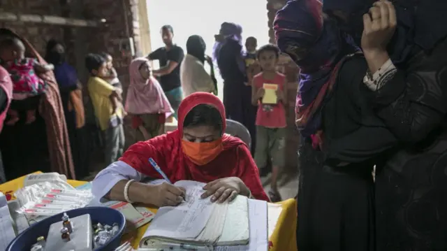 সরকারি স্বাস্থ্যকেন্দ্রে শিশুদের টিকা দিতে অভিভাবকদের ভিড়।