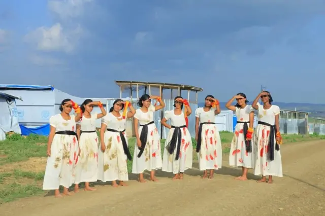 ሓገዝ ብምትእኽኻብ እቲ በዓል 70 ካሬ ተባሂሉ ኣብ ዝጽዋዕ ከባቢ ኣብ ዝርከብ መዕቖቢ ተመዛበልቲ ከይደን ኣኽቢረን። 