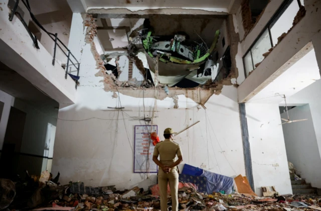 एअर इंडियाचे विमान उड्डाणाच्या काही सेकंदातच जवळच्या इमारतीवर कोसळले