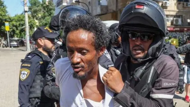 ሓደ ናዕበኛ ኣብ መንጐ ፖሊስ ተታሒዙ 