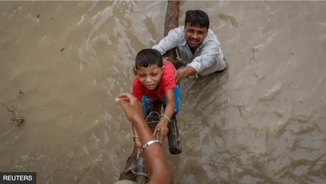 Güclü yağışlardan sonra evsiz qalan ailələrin olduğu Hindistan razılaşmanın yetərli olmadığını deyib