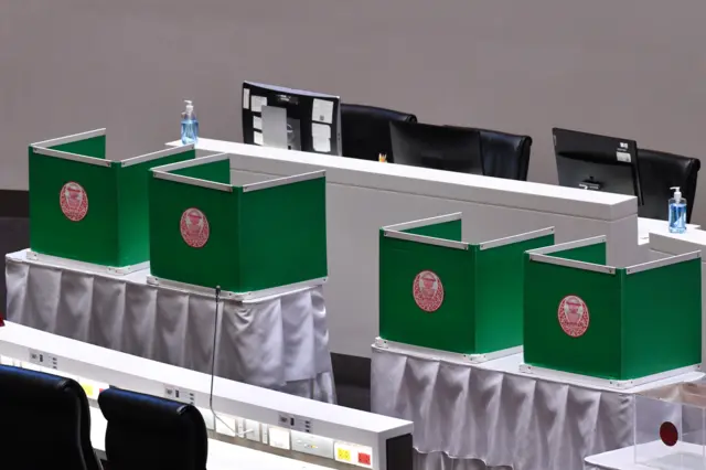 เจ้าหน้าที่จัดเตรียมคูหาเพื่อลงคะแนนเลือกประธานสภา 