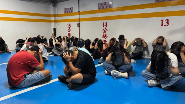 演習中,金門的民眾雙手抱頭坐在地上