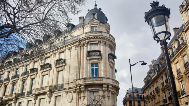 Epstein'ın dairesinin bulunduğu Avenue Foch üzerindeki binanın dış görünümü; köşesinde kubbesi olan görkemli bir taş binayı gösteriyor.