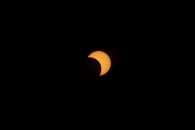 Eclipse solar parical no céu