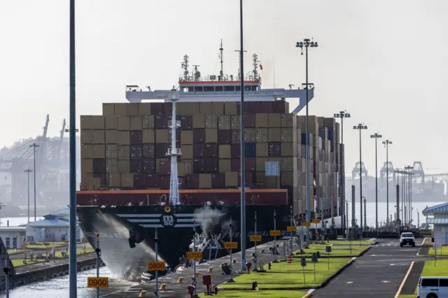 Un gran carguero, en una de las terminales de carga del canal de Panamá. 