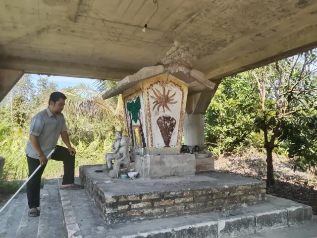 Sandung milik orang tua mereka dibangun di halaman rumah Sajie di Kota Palangkaraya, Kalimantan Tengah. 