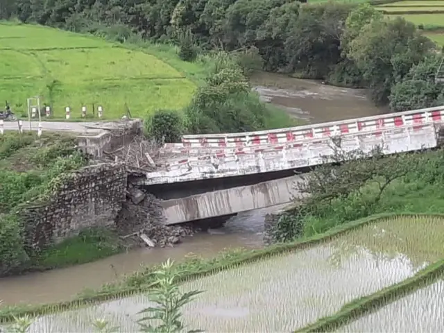  ဟားခါးမြို့နဲ့ ထန်တလန်မြို့ကို ဆက်သွယ်ထားတဲ့ သီးမြစ်ချောင်းတံတားကို ချင်းကာကွယ်ရေးတပ်ဖွဲ့တွေက ပြီးခဲ့တဲ့ သြဂုတ်လကုန်ပိုင်းတုန်းက မိုင်းခွဲ ဖျက်ဆီးခဲ့ပါတယ်။ နောက်ပိုင်းမှာ စစ်ကောင်စီတပ်ဘက်က အဲဒီတံတားကို ပြန်ပြုပြင်ခဲ့ပါတယ်။ 