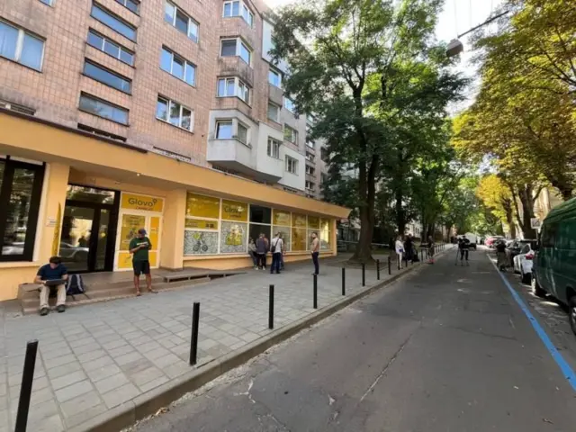 Офис компании Glovo на первом этаже многоэтажного здания.