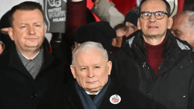 Ярослав Качинський (у центрі), лідер польської партії "Право і справедливість" (PiS) та колишній прем’єр-міністр, і Матеуш Моравецький (праворуч) беруть участь у протесті, організованому їхньою консервативною правою партією проти реформ державних медіа, запроваджених проєвропейською коаліцією Дональда Туска, 11 січня 2024 року.