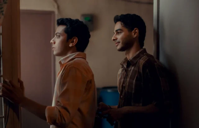 이 영화는 이샨 카터와 비샬 제트와가 연기한 두 남자의 유대를 따라간다