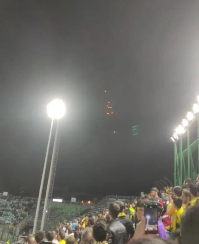 تصویرموشک‌هایی که جمهوری اسلامی ایران به سوی اسرائیل شلیک کرده بود  برفراز ورزشگاه فولادشهر اصفهان