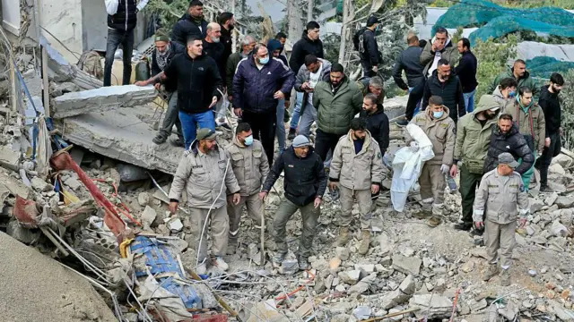 5 Nisan 2026'da, İsrail'in Lübnan'ın güneyindeki Kfar Hatta köyünü hedef alan gece saldırısının olduğu bölgede, acil müdahale ekipleri hayatta kalanları arıyor. 