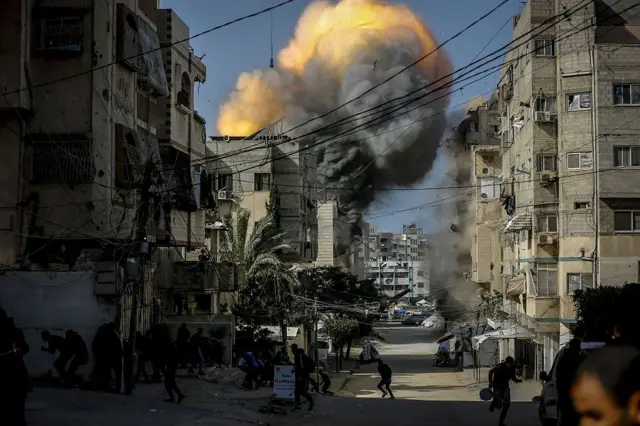 Bir yerleşim bölgesinde arkadaki bir binada patlama anı