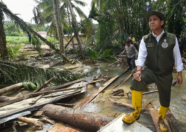 Menteri Kehutanan mengatakan tim gabungan yang terdiri dari personel BPBD Kabupaten Agam, Basarnas, dan TNI/Polri saat ini terus mengupayakan percepatan pencarian dan evakuasi korban, pembukaan jalur terisolir, dan penyaluran bantuan, sementara data BPBD setempat sebanyak 69 orang korban banjir di kecamatan itu masih dinyatakan hilang.