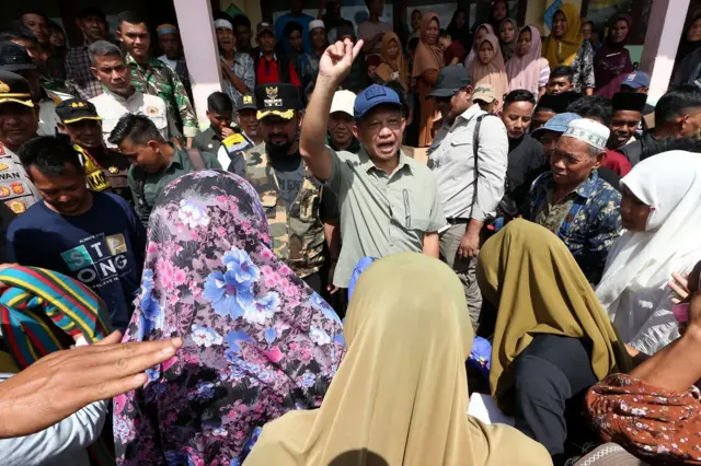 Menteri Dalam Negeri (Mendagri) Tito Karnavian (tengah) menyapa para pengungsi korban bencana banjir bandang yang menempati lokasi pengungsian di Kecamatan Serbajadi, Aceh Timur, Aceh, Senin (22/12/2025).