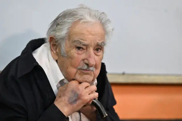 Mujica com uma bengala