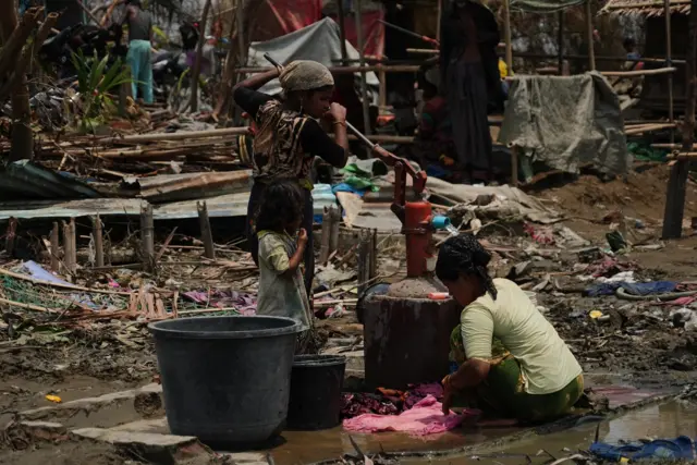 မိုခါမုန်တိုင်းပြီးနောက်တွေ့မြင်ရတဲ့ မုန်တိုင်းသင့် ရိုဟင်ဂျာတွေမြင်ကွင်း။ 