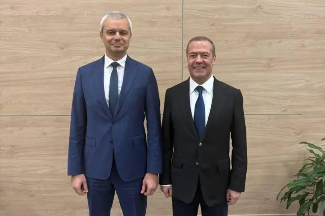 Лидер болгарской партии «Возрождение» позирует вместе с зампредседателя Совета Безопасности России Дмитрием Медведевым (снимок от ноября 2025 года)