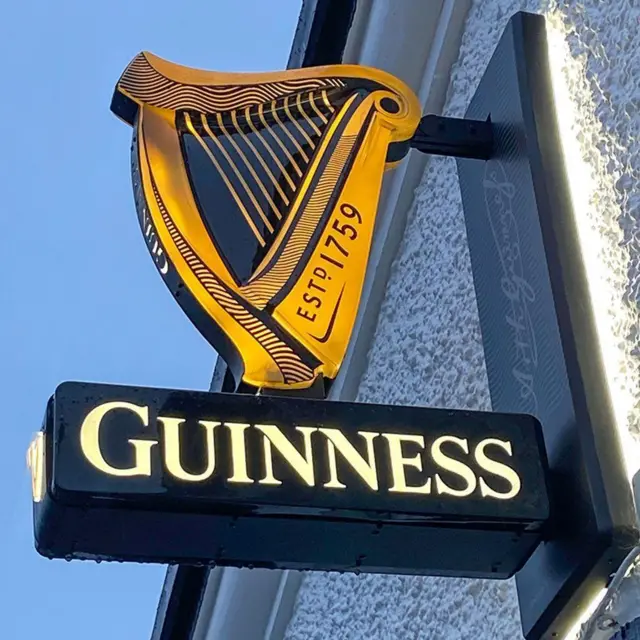 Logotipo da cerveja Guinness em uma parede externa