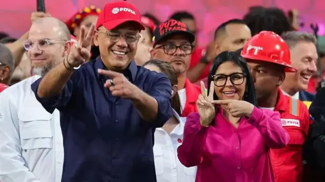 Ndugu wa Rodríguez wamesema kuwa marekebisho ya Sheria ya Hidrokaboni yatailetea nchi uwekezaji wa kigeni, lakini baadhi ya sehemu za Chavismo wanawaashiria kwa kuazima urithi wa Chávez.